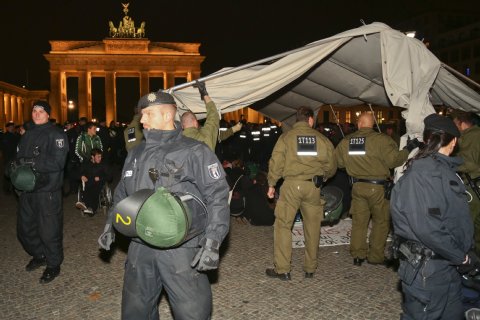 Pressemitteilung: Hungerstreikende Asylsuchende verbringen eine weitere Nacht vor dem Brandenburger Tor